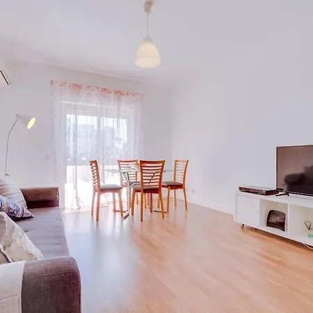 Spacious 2 Bedroom In Lägenhet *