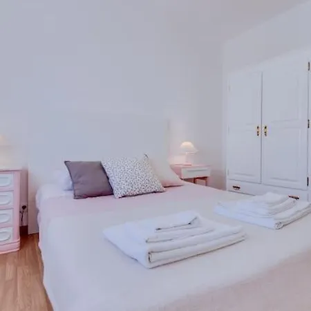 Spacious 2 Bedroom In Apartamento